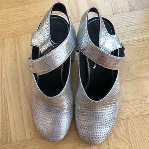 MM6 Maison Martin Margiela embossed silver pumps